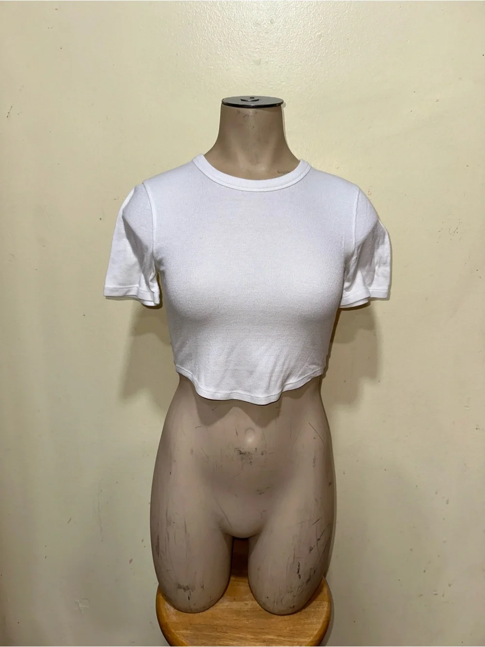 Woman’s Lululemon ribbed short sleeve crop top shirt